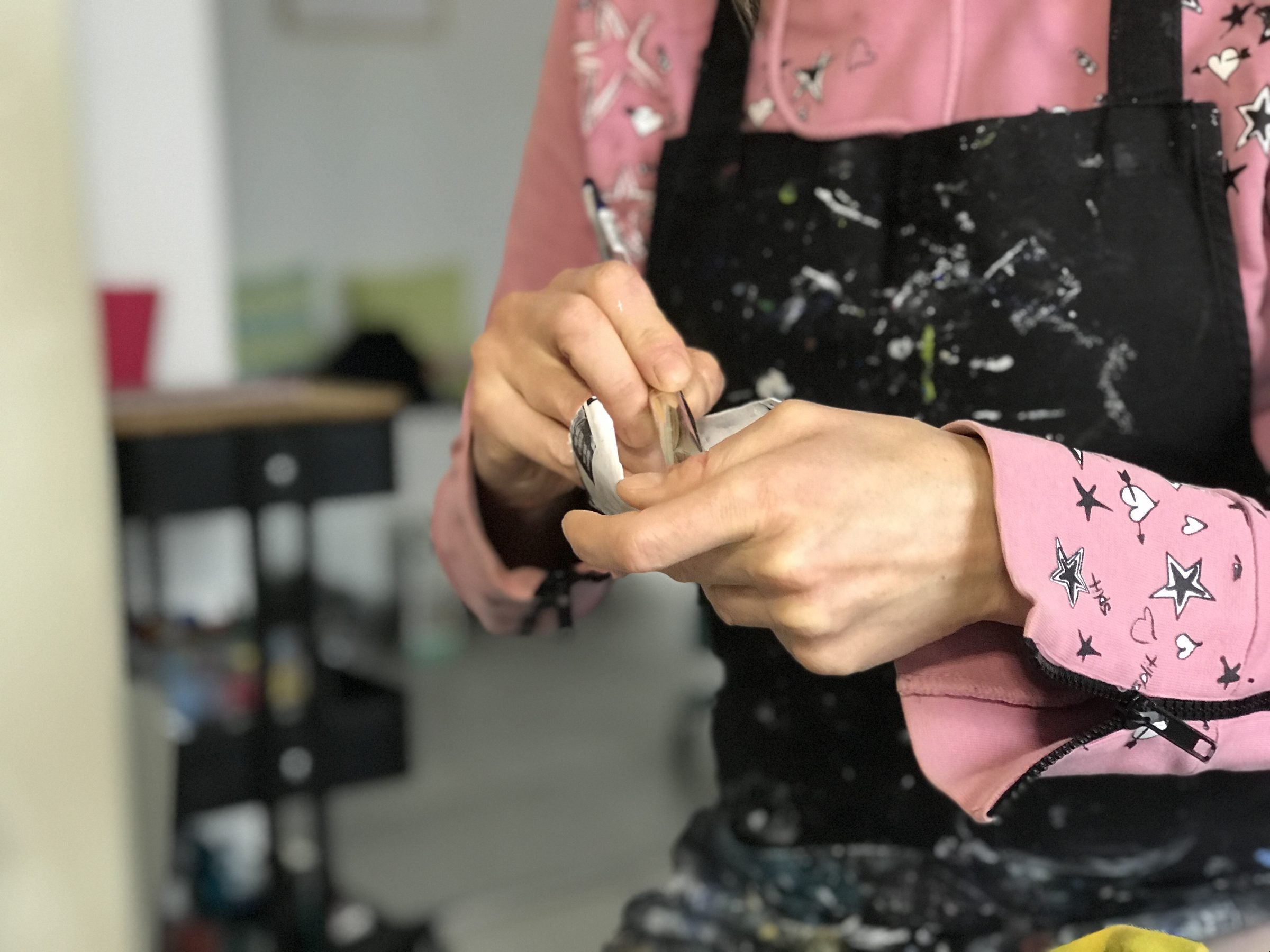 Les mains de Cécile Trousse au travail dans l’atelier