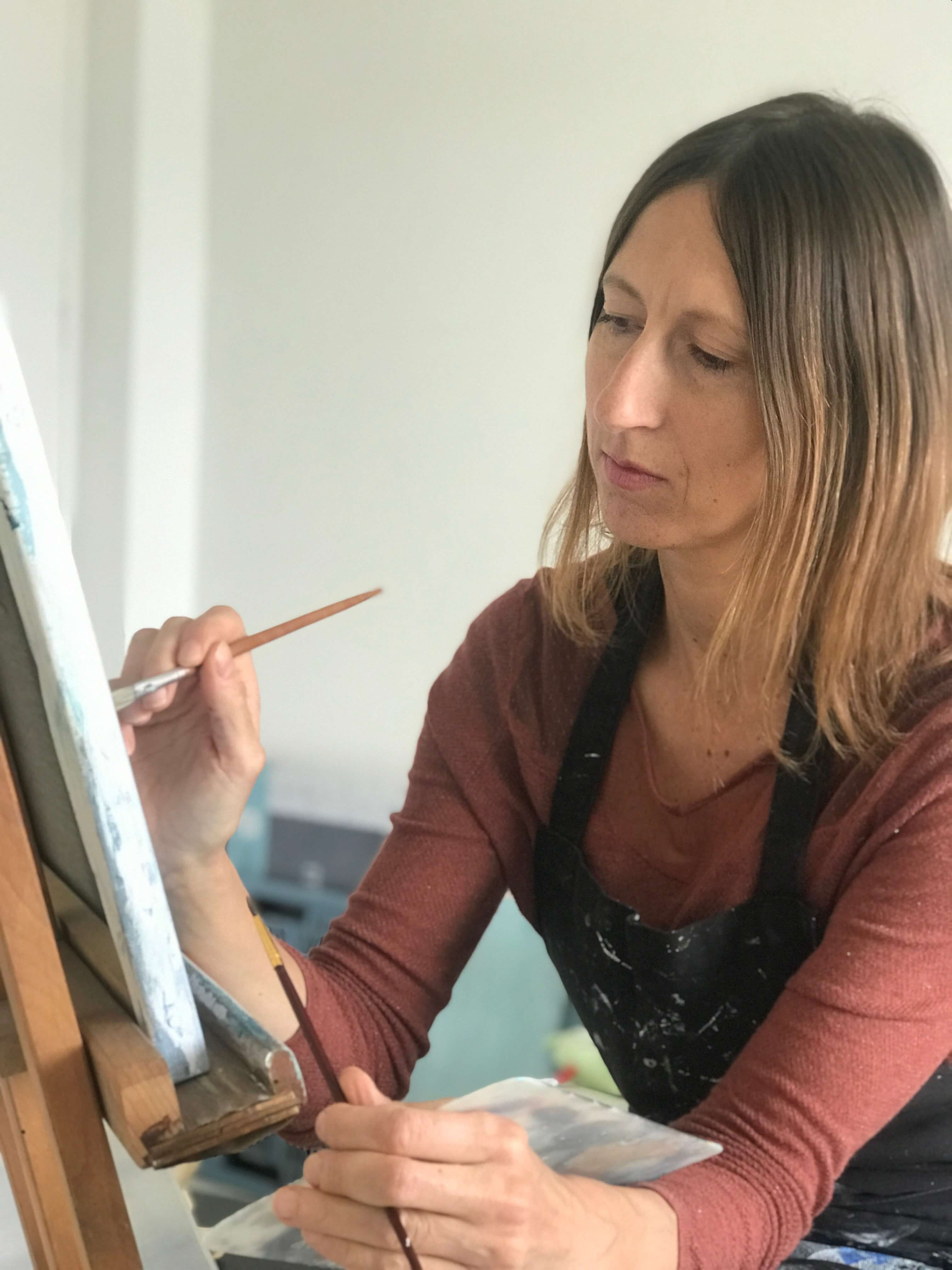 Cécile Trousse dans son atelier de peinture