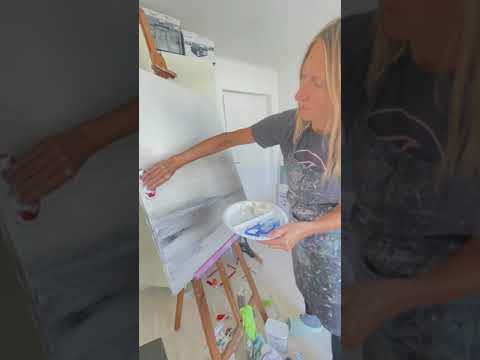 Cécile Trousse présentant son travail d'artiste peintre